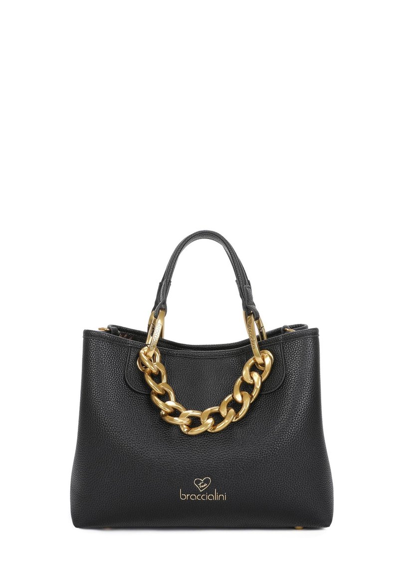 Borsa a tracolla in pelle nera con superficie testurizzata, manici in catena dorata e un accento con logo sulla parte frontale. Design compatto con forma strutturata.