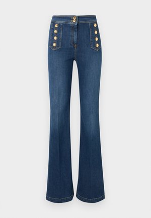 Jean évasé en denim bleu foncé avec une taille haute, des boutons dorés sur le devant et deux poches avant ornées de coutures décoratives.