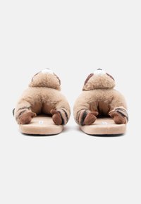 Tøfler formet som en dovendyr, laget av myk, brun faux pels. Har teksturerte klør og en deilig, komfortabel såle.