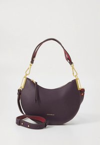 Paarse leren handtas met een halvemaanvorm, gouden beslag en een afneembare schouderriem. Voorzien van een ritssluiting en een gestructureerd oppervlak.