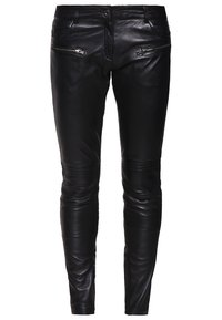 Svarta läderbyxor med en slimmad passform, främre dragkedjefickor och knädetaljer. Slät textur med en glansig finish.