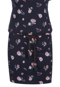 Donker marineblauwe jurk met een roze en paarse bloemenprint, voorzien van een gevlochten zwarte en oranje tailleband met franjes en houten kralenaccenten.