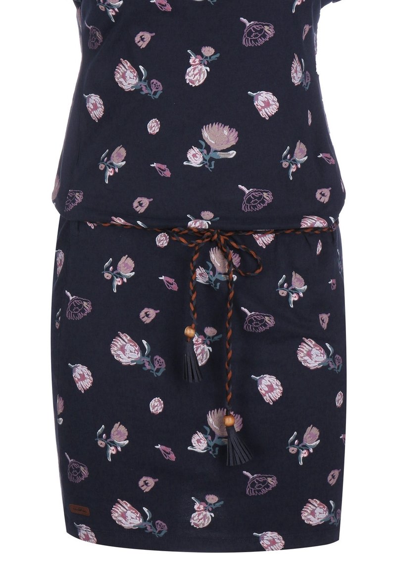 Donker marineblauwe jurk met een roze en paarse bloemenprint, voorzien van een gevlochten zwarte en oranje tailleband met franjes en houten kralenaccenten.