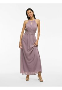 Robes longues en chiffon lavande avec un corsage plissé et un accent en dentelle à la taille ; présente un décolleté halter et une silhouette fluide.