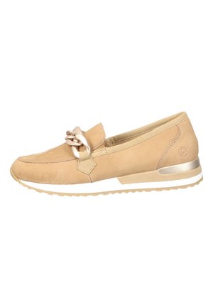 Chaussure slip-on en cuir beige clair avec un détail en chaîne métallique décoratif, une semelle rembourrée, et un accent contrastant blanc et or sur le talon.
