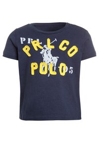 Camiseta de manga corta azul marino con texto amarillo bordado "PRL CO" y "POLO" junto a un gráfico de un jugador de polo gris. Material de algodón suave.