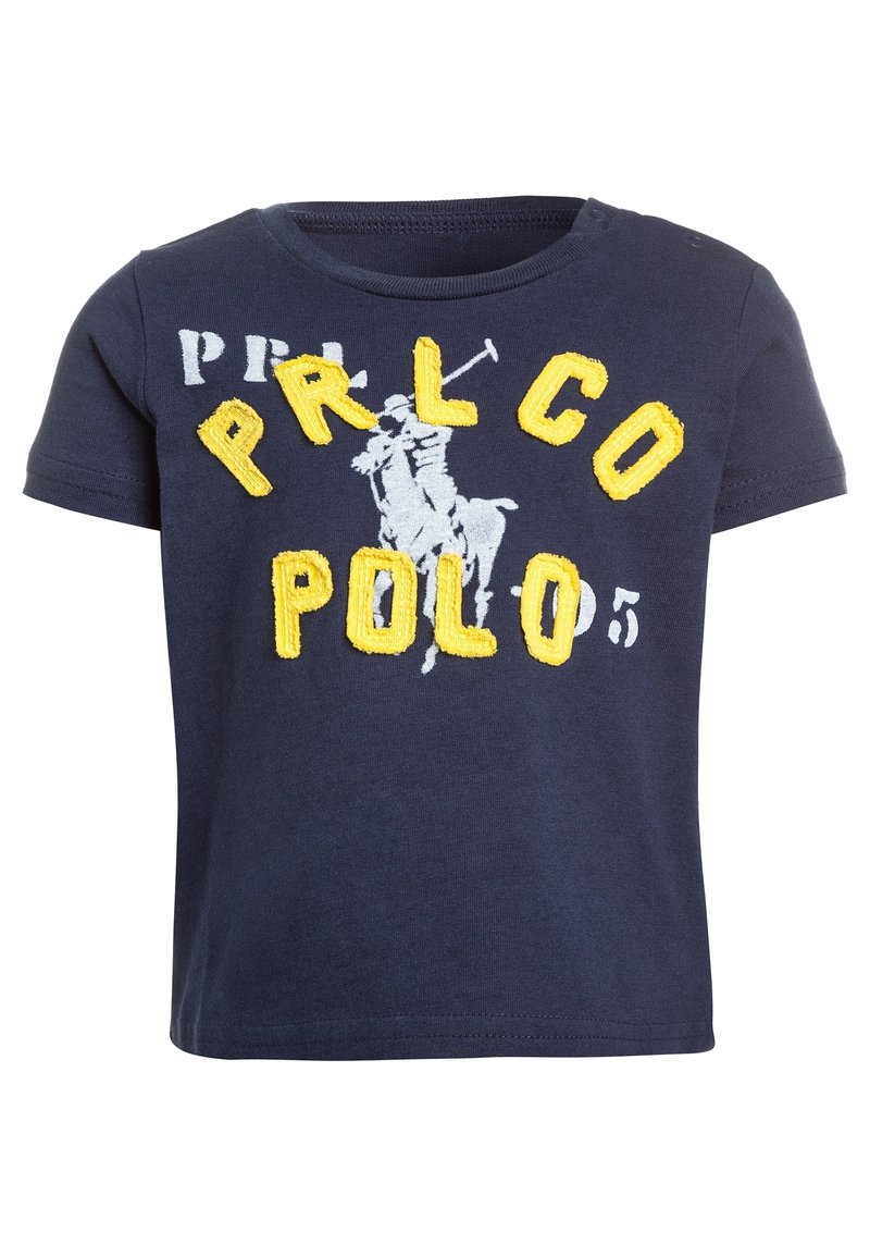 Mörkblå t-shirt med kort ärm, broderad med gul text "PRL CO" och "POLO" bredvid en grå polo-spelare grafik. Mjuk bomullsmaterial.