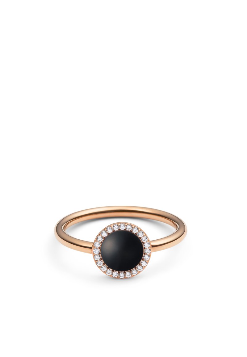 Anello in oro rosa con una pietra nera rotonda, circondata da un alone di piccole gemme trasparenti. Fascia liscia con una finitura lucida.