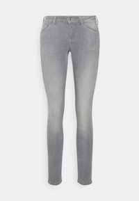 Jeans ajustados grises de mezclilla, con un diseño de cinco bolsillos, un cierre frontal con botón y una textura ligeramente desgastada.