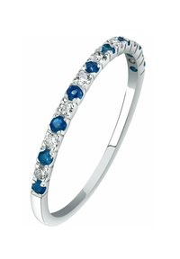 Silberring mit abwechselndem blauen Saphiren und klaren Diamanten, glatte Textur, schlankes Design und polierte Oberfläche.