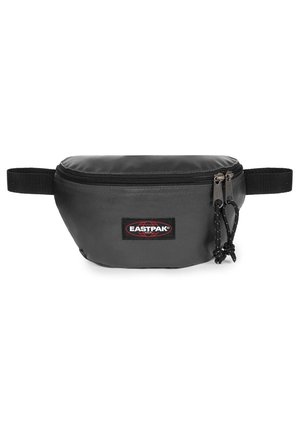 Kompakt sort Eastpak bæltetaske med dobbelte lynlåse og justerbar rem, designet til fri håndbæring.