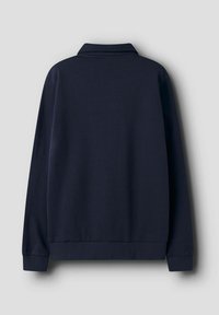 Suéter de manga larga azul marino con puños y dobladillo acanalados, con un cuello, mostrado por la parte de atrás sobre un fondo liso.