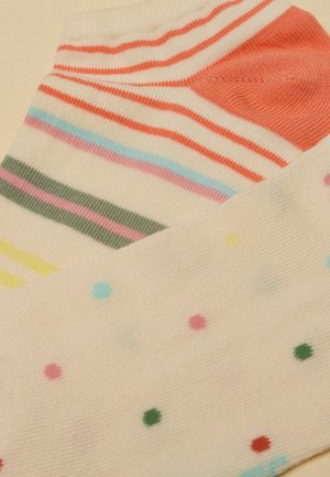Coppia di calzini alla caviglia, uno con righe orizzontali multicolori e tacco corallo, l'altro con piccoli pois colorati sparsi su sfondo crema.