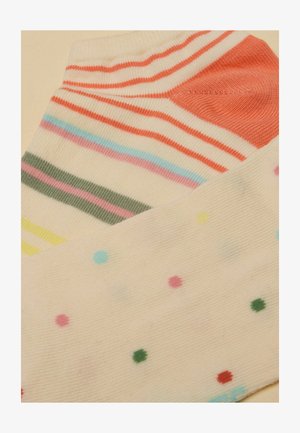 Coppia di calzini alla caviglia, uno con righe orizzontali multicolori e tacco corallo, l'altro con piccoli pois colorati sparsi su sfondo crema.