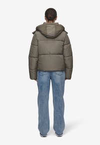 Olivovo zelená puff jacket s kapucňou, s horizontálnymi prešívanými vzormi, štvorcovým strihom a kontrastným svetlošedým podšívaním.