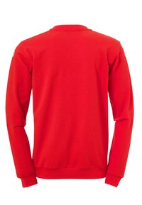 Sweatshirt rouge à manches longues, col rond et poignets côtelés. Texture lisse sans motifs ni détails métalliques visibles.