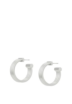 Par sølv hoop-øreringe med en rillede tekstur og sekskantede endedetaljer, med lige stiftbagside til gennemborede ører.