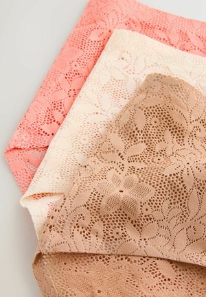 Drei Spitzenstoffstücke in Korallen-, Creme- und Nude-Farben, die Blumenmuster mit offenem Gewebe und glatter Struktur aufweisen.