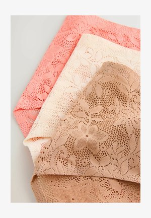 Drei Spitzenstoffstücke in Korallen-, Creme- und Nude-Farben, die Blumenmuster mit offenem Gewebe und glatter Struktur aufweisen.