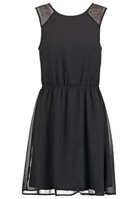 Černé bezramínkové šaty s krajkovými akcenty na ramenou, nařaseným pasem a splývavou průhlednou sukní. Hladká tkanina s jemnou texturou.