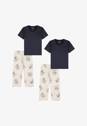 Zwei Pyjama-Sets mit marineblauen kurzärmeligen Oberteilen und cremefarbenen Hosen mit dunklen Blumenmustern auf weißem Hintergrund.