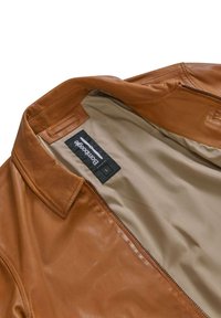 Giacca di pelle marrone con una texture liscia, chiusura con zip, foderatura beige e colletto. L'etichetta interna riporta "Bomoo". Taglia L.