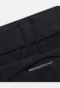 Juodi sportiniai šortai, pagaminti iš minkštos, elastingos medžiagos, su SpeedPocket logotipu. Siunčiamoje komplektacijoje yra elastinga juosmens juosta ir raištelis pritaikymui.