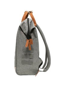 Grauer Stoff-Rucksack mit braunen Lederelementen, oberem Reißverschluss, gepolsterten Trägern und Außengewebe für Anbauteile.