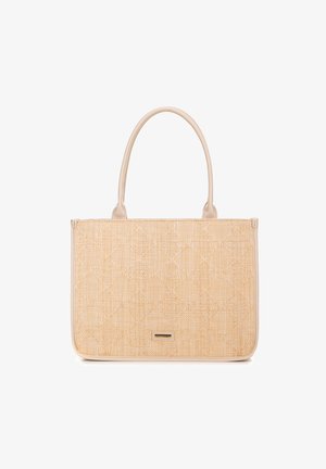 Sac à main rectangulaire texturé beige avec deux poignées et une petite plaque logo en métal au centre à l'avant.