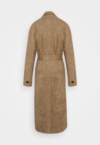 Brun mockaskinn lång kappa med bälte i midjan, långa ärmar, slagkrage och runda knappar på ärmsluten. Slät textur med en solid finish.