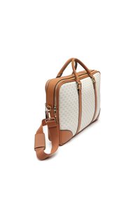 Tasche aus braunem Leder mit einer strukturierten, cremfarbenen Oberfläche, die ein dezentes Logo-Muster aufweist. Enthält zwei obere Griffe und einen verstellbaren Schultergurt.