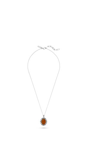 Collier chaîne en argent avec un pendentif ovale en ambre orné et un fermoir réglable sur fond blanc.