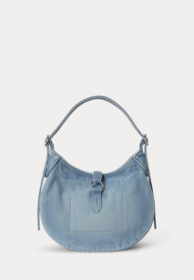 Világoskék farmer anyagú válltáska ívelt formával, egyetlen fogóval, elülső pánttal és ezüst színű fémgyűrű részlettel.