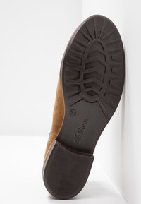 Suola di scarpa in camoscio marrone con profondi motivi di battistrada, taglia 37, e il marchio "s.Oliver" impresso sulla suola in gomma nera.