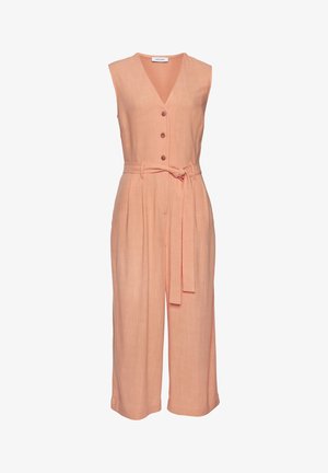 Mono de lino melocotón con escote en V, diseño sin mangas, botones frontales y cintura ceñida con cinturón. Presenta pantalones de pierna ancha y una textura suave.