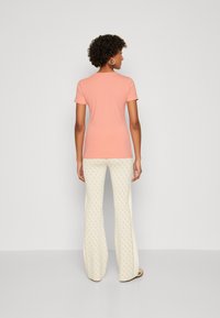 Guess TRIANGLE  - Basic T-shirt - peach coral