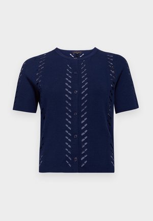 Cardigan a maglia di colore blu navy con maniche corte, caratterizzato da motivi a coste e chiusura frontale con bottoni. Tessuto morbido e texturizzato con una silhouette aderente.