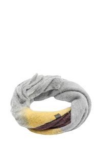 Szary wełniany szal o okrągłym kształcie, z żółtymi i bordowymi akcentami kolorystycznymi. Miękka faktura i widoczna mała metka z logo.