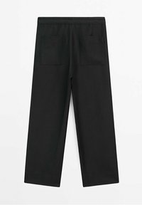 Pantalon noir à jambes larges avec taille élastique et deux poches plaquées à l'arrière, présenté à plat sur fond blanc.