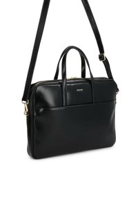 Borsa a mano in pelle nera con doppi manici superiori e una tracolla rimovibile. Presenta una texture liscia, hardware dorato e un dettaglio della tasca anteriore.