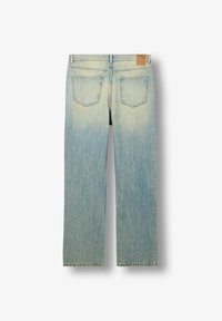 Világoskék farmernadrág fokozatos elhalványulással. A hátsó derékrészen bőr címke található, valamint két hátsó zseb is. Egyenes szárú kialakítás.