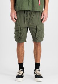 Shorts cargo de culoare verde măsliniu din material ușor, dotate cu mai multe buzunare cargo, talie elastică și șnur ajustabil.
