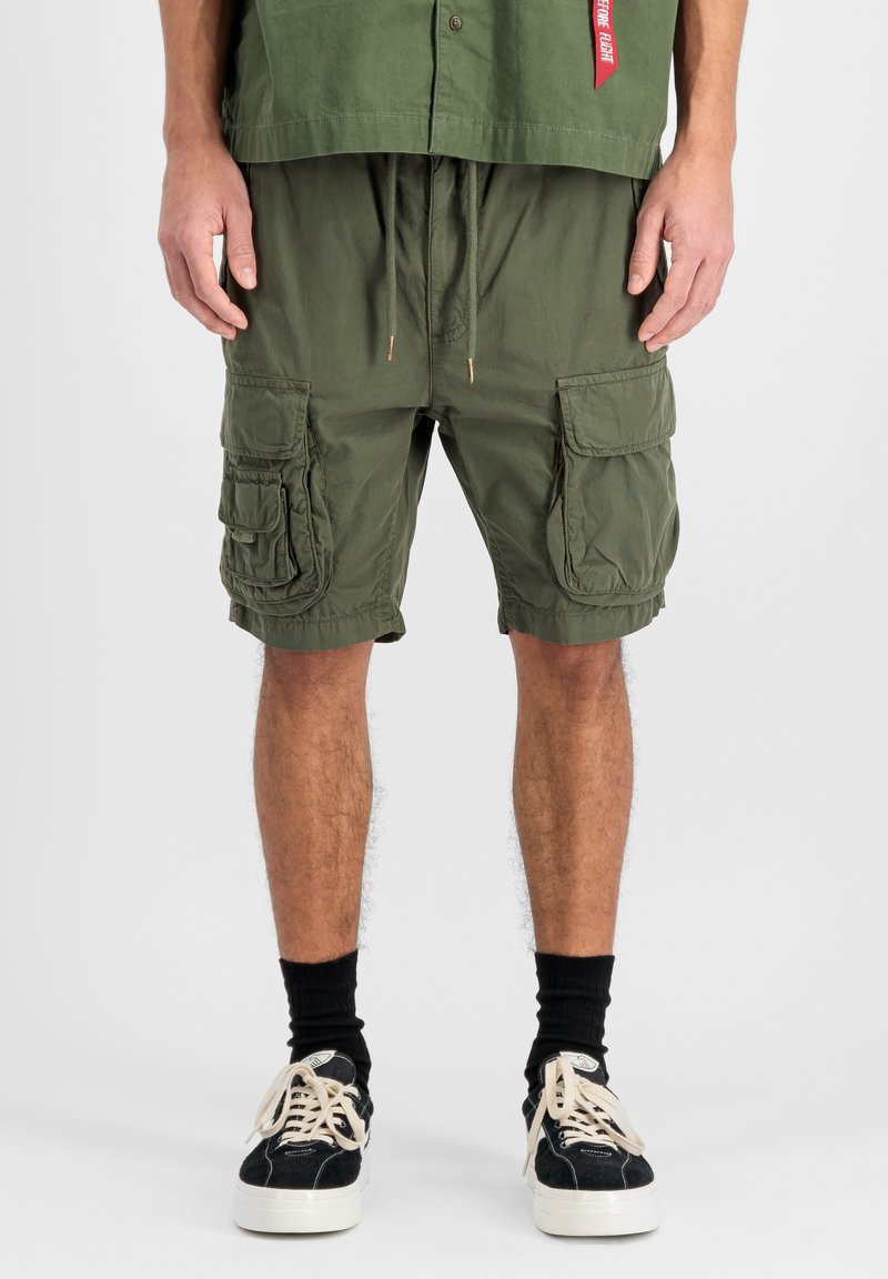 Shorts cargo de culoare verde măsliniu din material ușor, dotate cu mai multe buzunare cargo, talie elastică și șnur ajustabil.