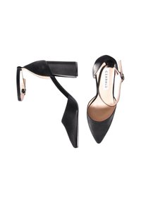Scarpe nere con tacco alto, a punta e con tacco chunky. Presentano una elegante cinturino alla caviglia e una finitura in pelle liscia.