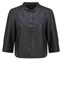 Veste courte en cuir noir avec manches trois-quarts et col rond, avec une fermeture frontale dissimulée.