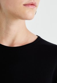 Must have t-särk ümmarguse kaelusega, väljakujunenud disain ja pehme tekstuur. Kanga välimus on veniv ja sile, sobiv igapäevaseks kandmiseks.