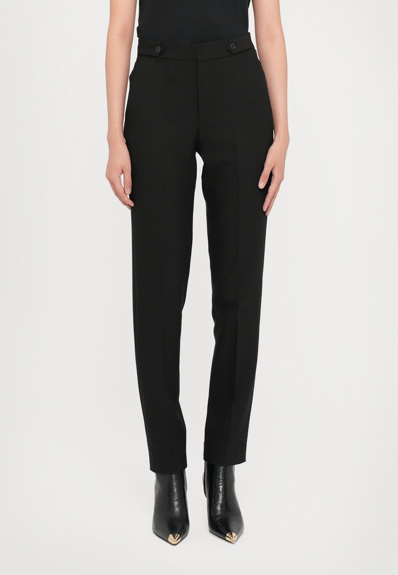 Pantaloni neri su misura con vita alta, due bottoni frontali e tasche laterali. Tessuto liscio con silhouette a gamba dritta.