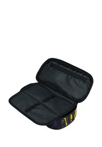 Černá zipová taška s vnitřním prostorem se strukturovaným vzorem, elastickými popruhy a zipovou kapsou. Exteriér má barevný design.