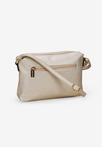 Bolso cruzado metálico dorado con una superficie texturada, un compartimento principal con cremallera y un bolsillo frontal con cremallera. Correa ajustable con herrajes dorados.