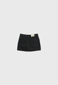 Gonna di denim nera con un design aderente, due tasche posteriori con dettagli cuciti e un'etichetta visibile in vita.